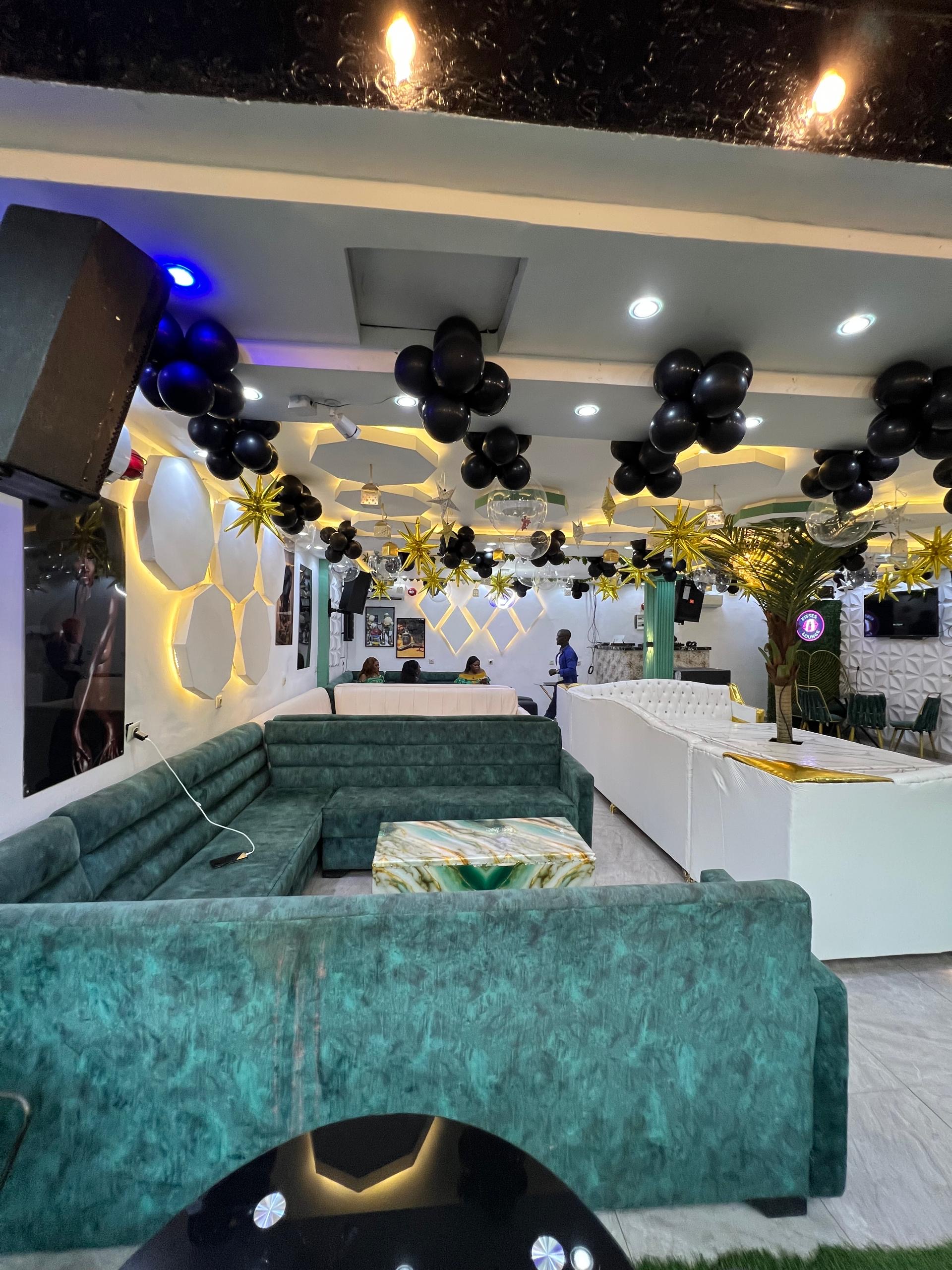 Shop for sale at Douala, Bonamoussadi, Santa lucia - 212 m2 - 25 000 000 FCFA