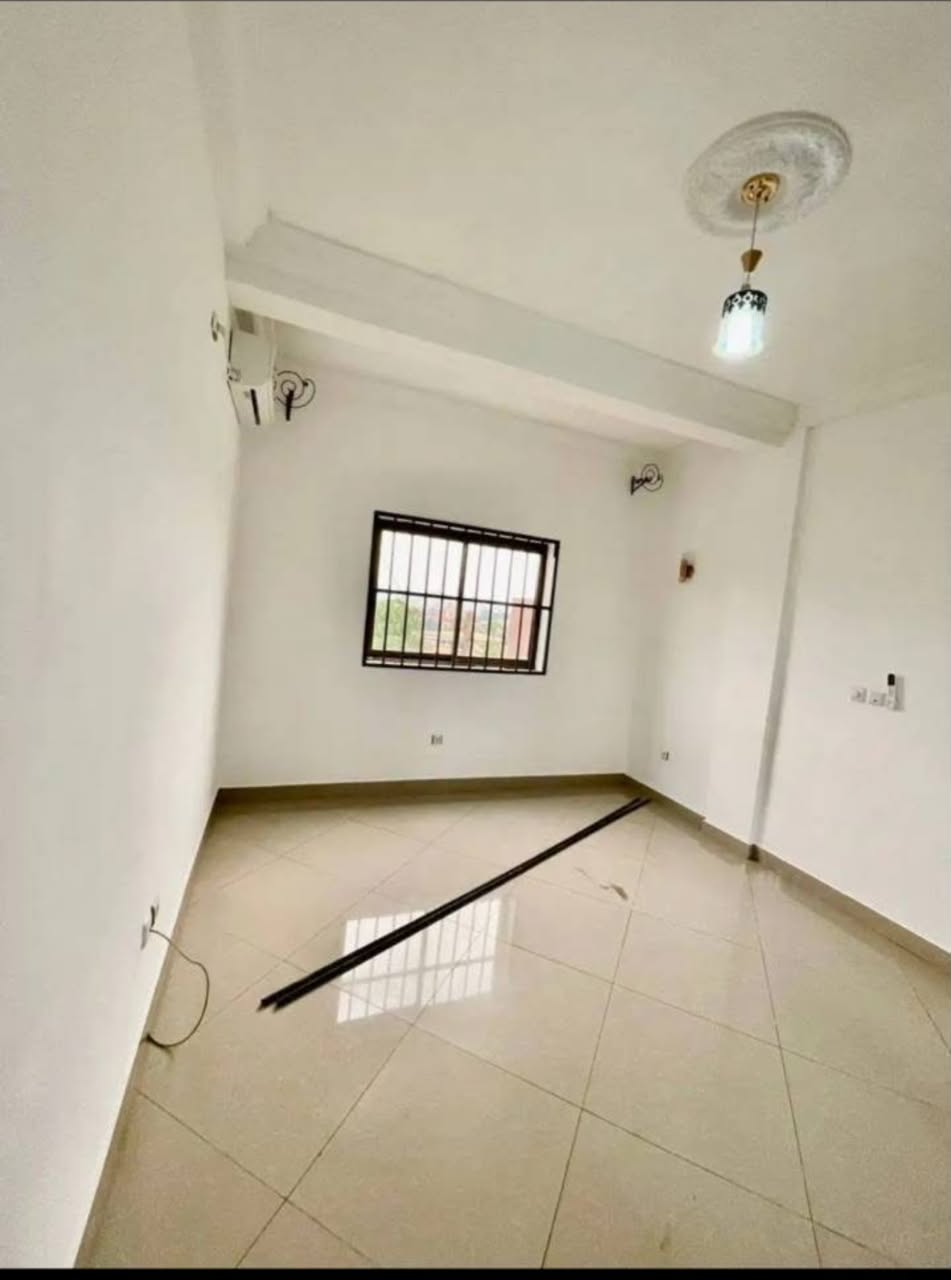 Appartement à louer - Yaoundé, Bastos, DRAGAGE - 1 salon(s), 3 chambre(s), 3 salle(s) de bains - 400 000 FCFA / mois