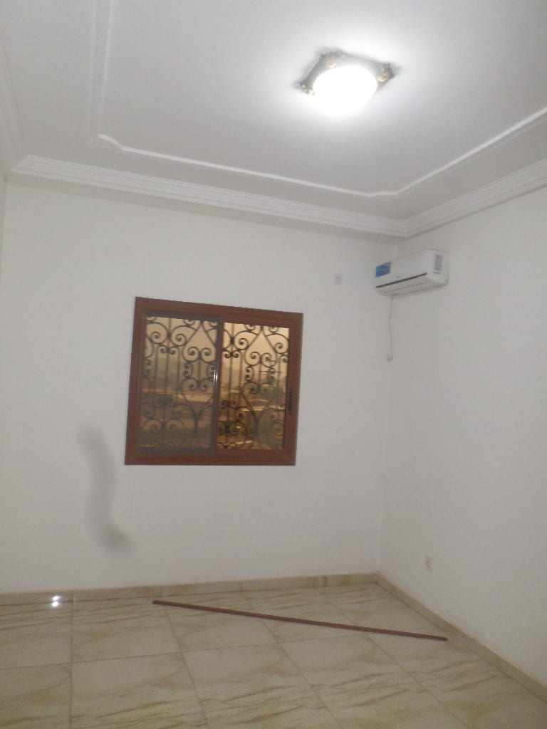 Apartment to rent - Yaoundé, Quartier Fouda,  - 1 living room(s), 2 bedroom(s), 3 bathroom(s) - 540 000 FCFA / month