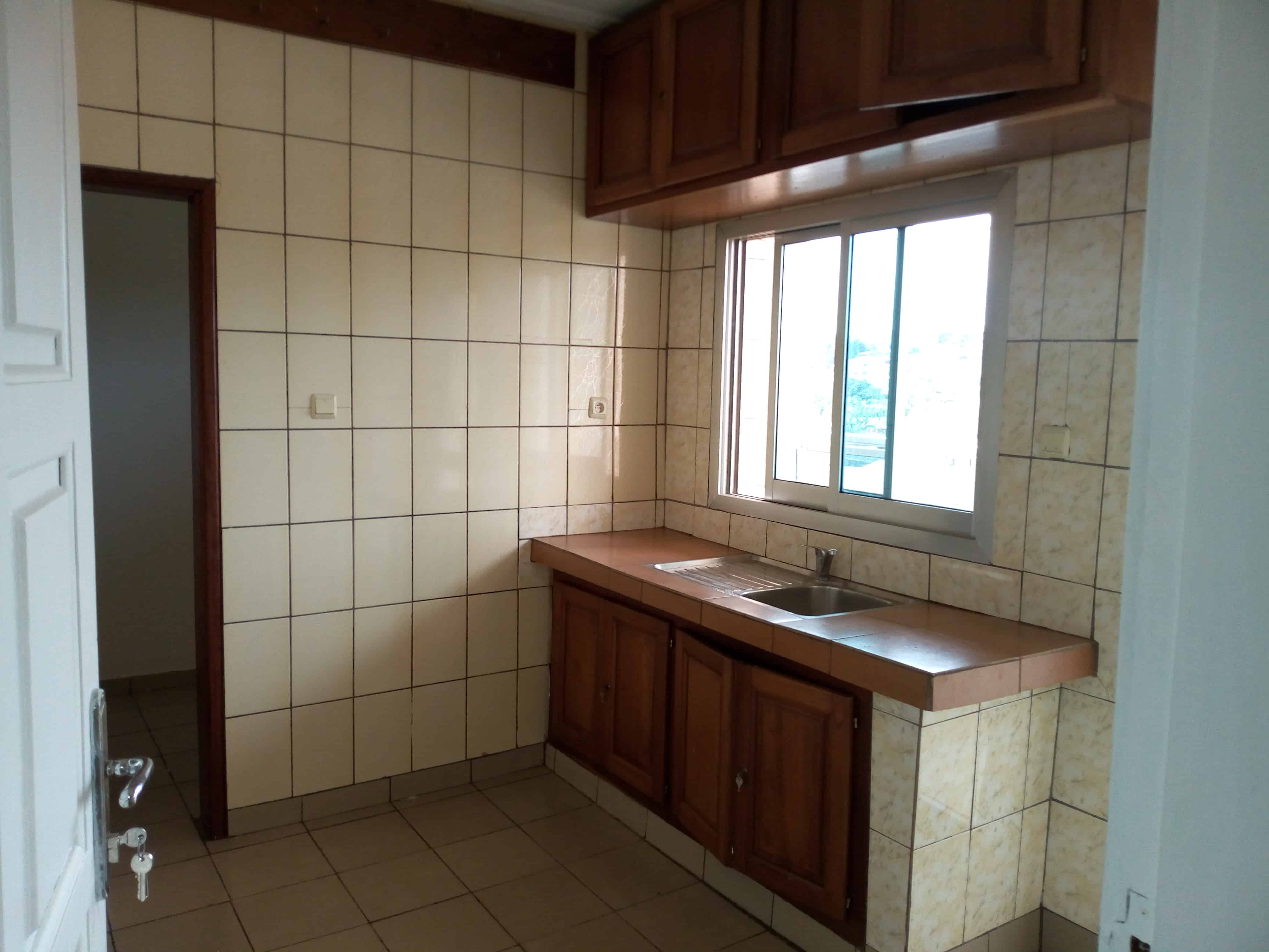 Appartement à louer - Yaoundé, Biyem-Assi, immobilier - 1 salon(s), 2 chambre(s), 1 salle(s) de bains - 150 000 FCFA / mois