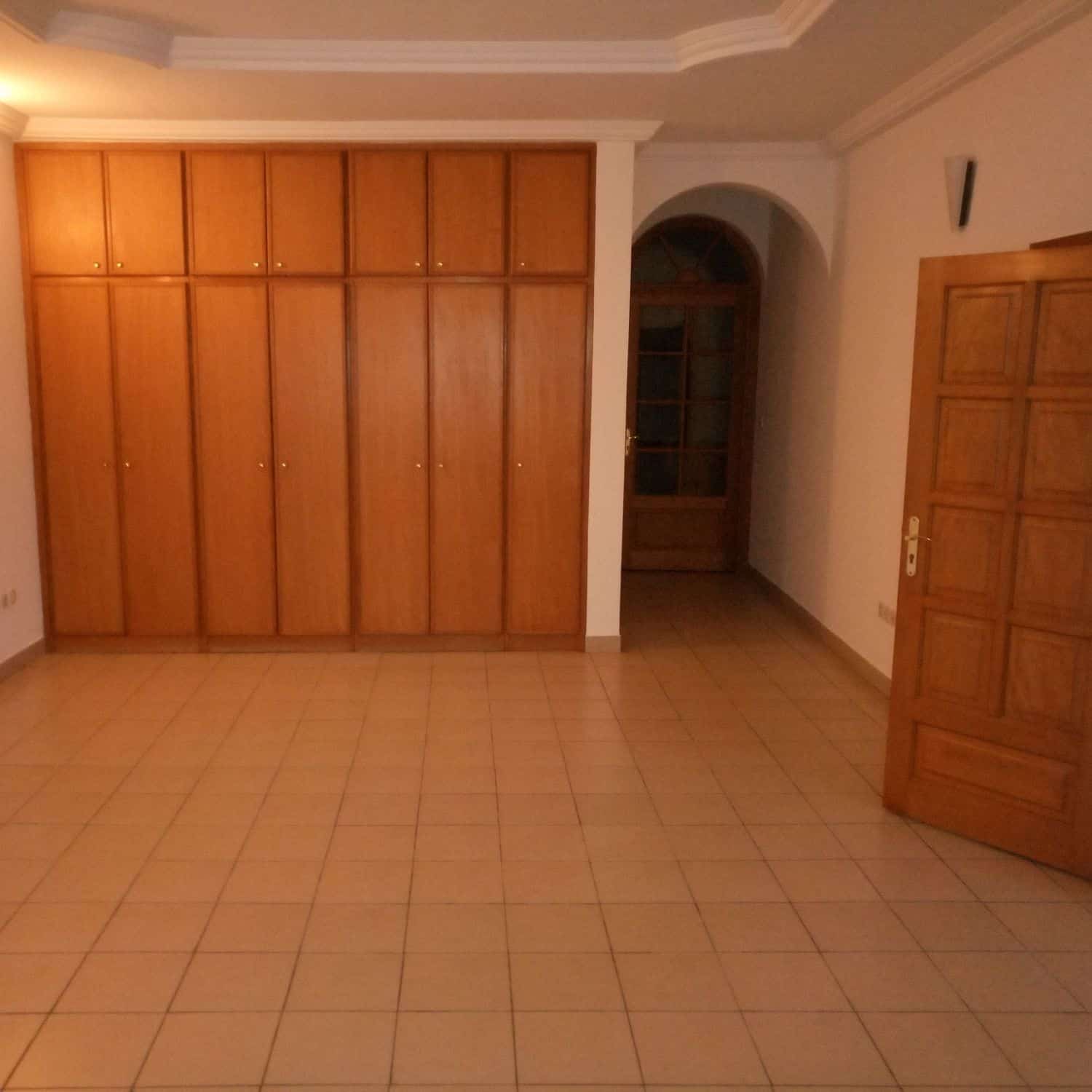 House (Villa) to rent - Douala, Bonapriso,  - 1 living room(s), 4 bedroom(s), 3 bathroom(s) - 1 800 000 FCFA / month