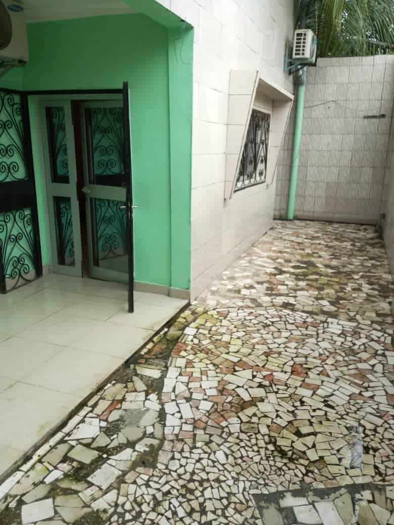 House (Wayside home) to rent - Douala, Bonapriso,  - 1 living room(s), 2 bedroom(s), 1 bathroom(s) - 500 000 FCFA / month