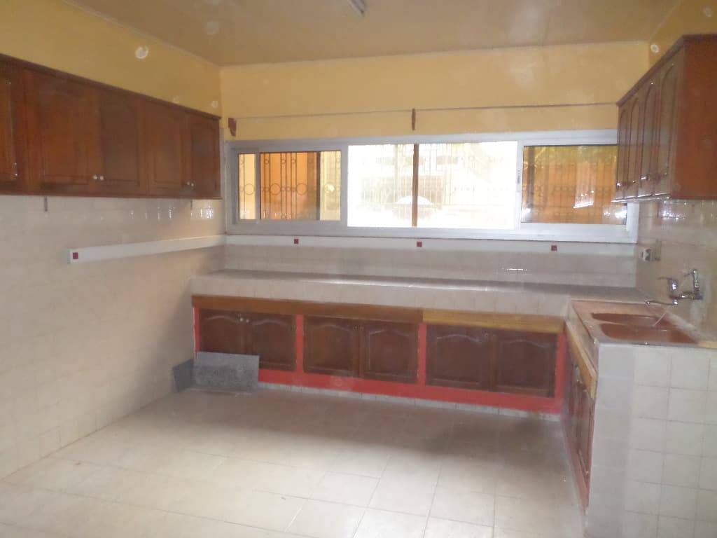 Office to rent at Yaoundé, Bastos, apres ambassade de coree - 2000 m2 - 2 500 000 FCFA