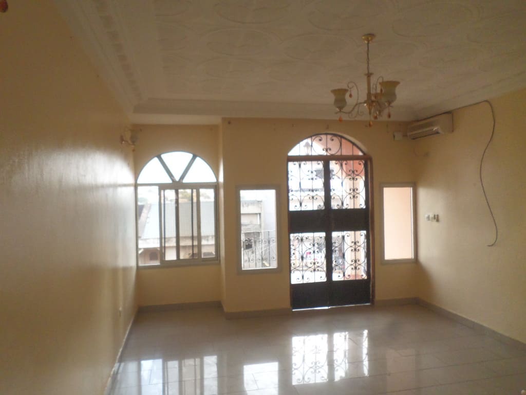 Apartment to rent - Yaoundé, Mfandena,  - 1 living room(s), 2 bedroom(s), 2 bathroom(s) - 250 000 FCFA / month