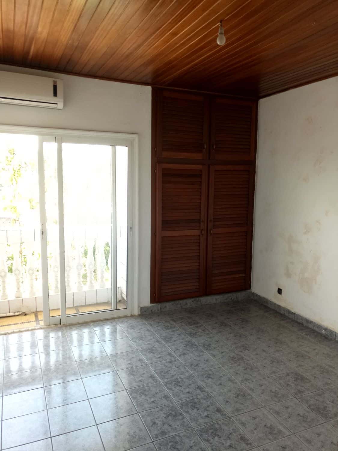 Apartment to rent - Douala, Bonapriso,  - 1 living room(s), 3 bedroom(s), 2 bathroom(s) - 600 000 FCFA / month