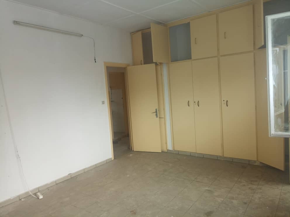 House (Villa) to rent - Douala, Bonapriso,  - 1 living room(s), 4 bedroom(s), 3 bathroom(s) - 1 800 000 FCFA / month
