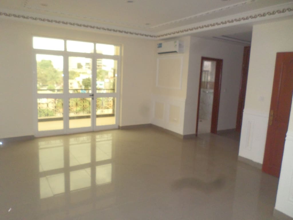 Office to rent at Yaoundé, Bastos, pas loin de lonel - 200 m2 - 1 700 000 FCFA