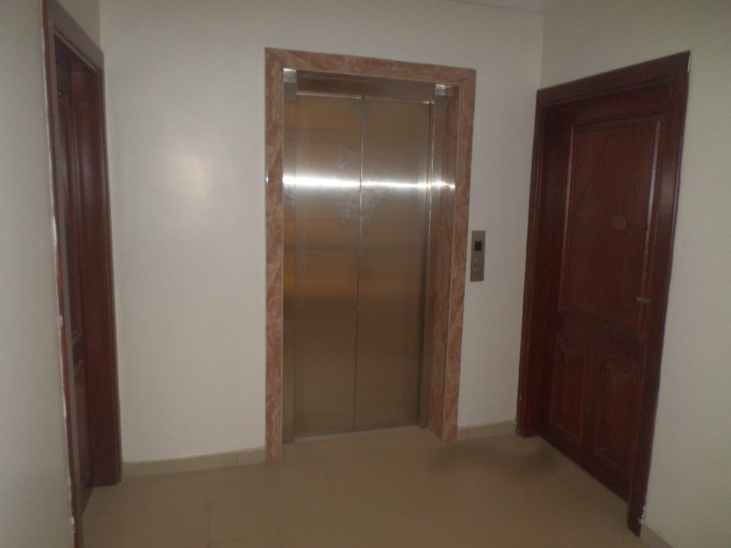 Apartment to rent - Yaoundé, Bastos, Pas loin de guecht institut - 1 living room(s), 3 bedroom(s), 4 bathroom(s) - 900 000 FCFA / month