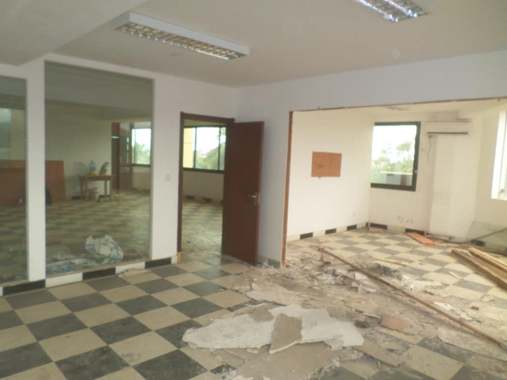 Office to rent at Yaoundé, Bastos, pas loin de centragel  OPEN SPACE - 385 m2 - 3 000 000 FCFA