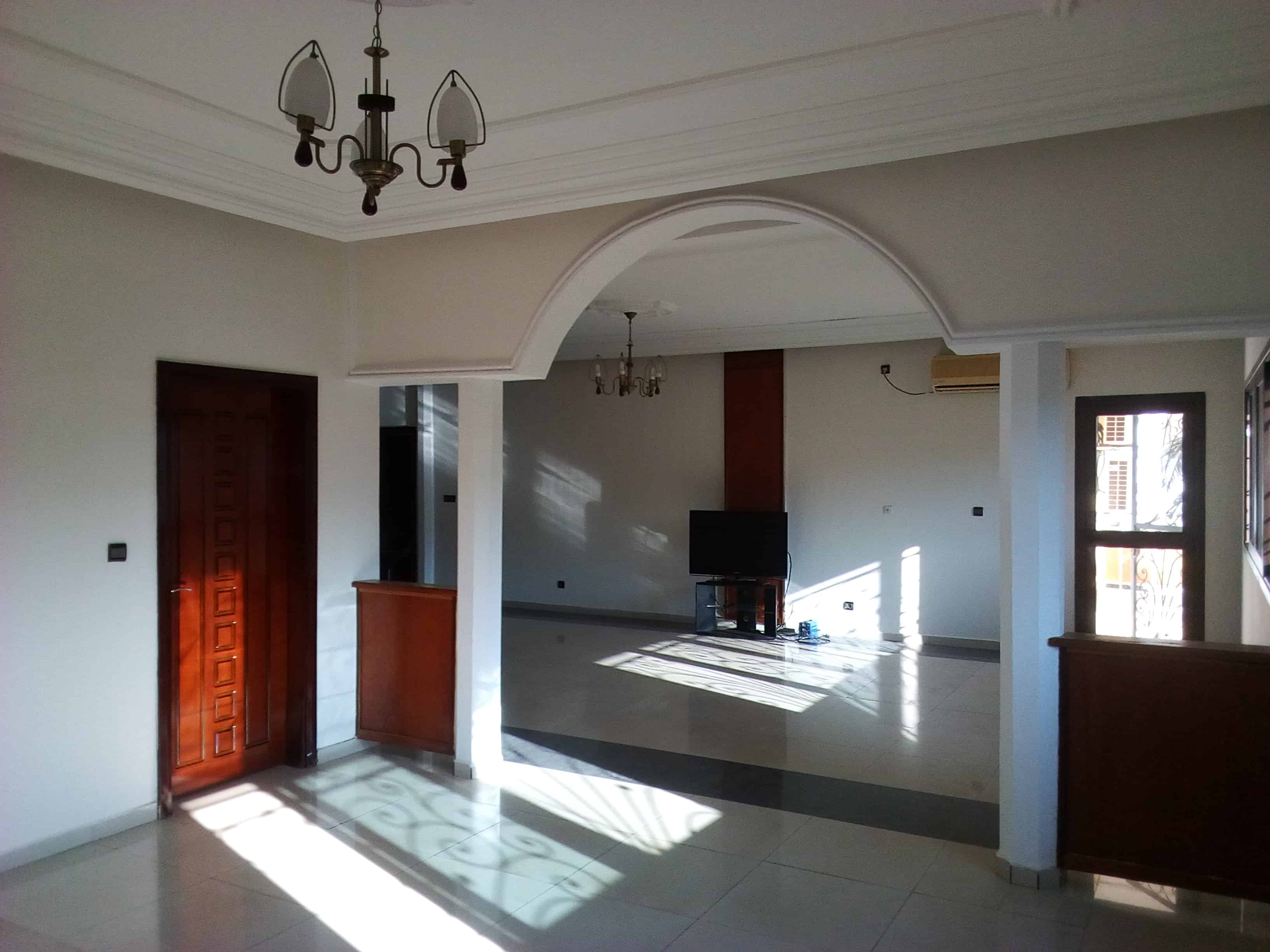 Apartment to rent - Yaoundé, Bastos, pas loin de residence du nigeria - 1 living room(s), 3 bedroom(s), 4 bathroom(s) - 1 300 000 FCFA / month