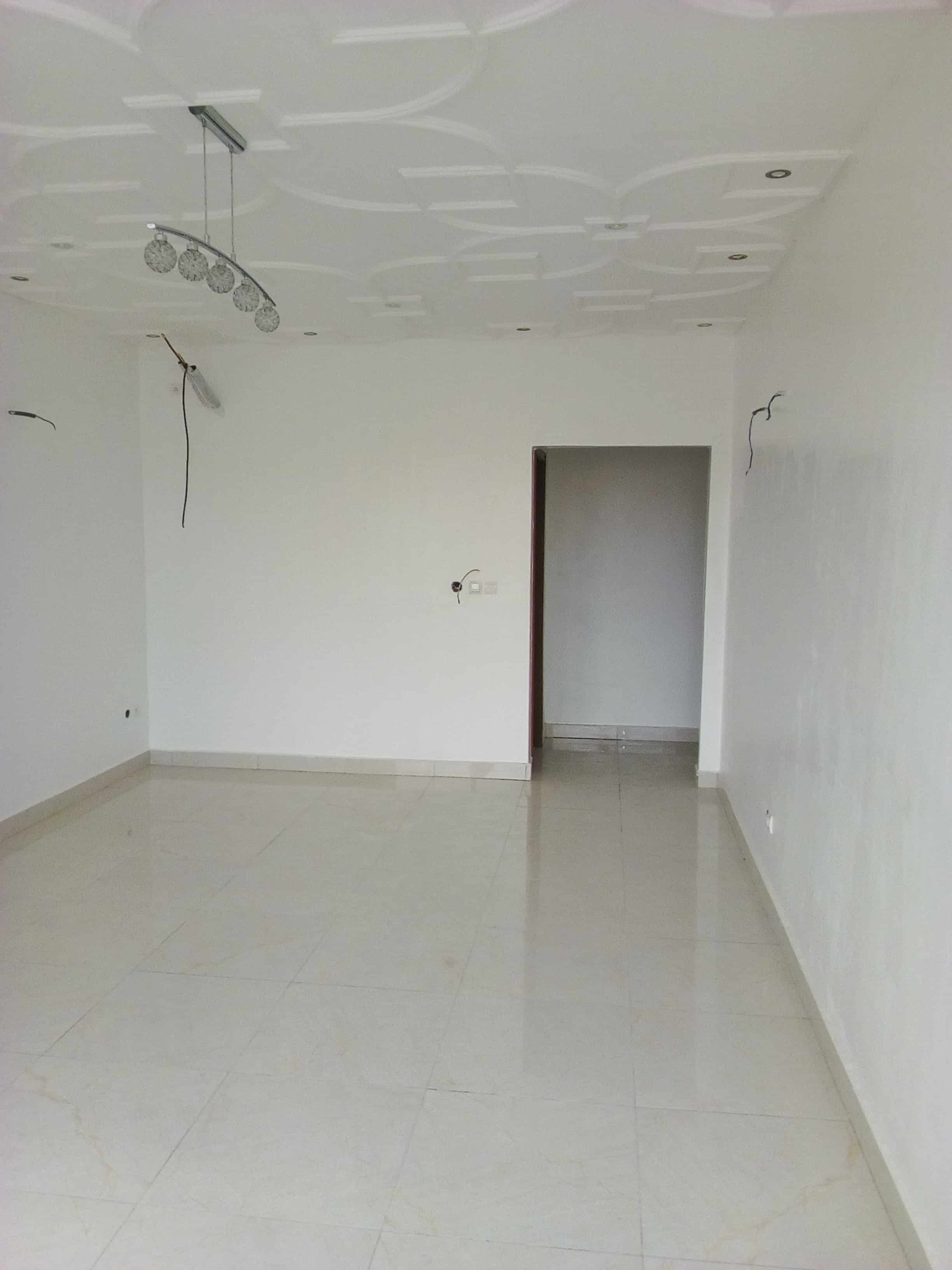 Apartment to rent - Yaoundé, Bastos, pas loin de derriere usine - 1 living room(s), 2 bedroom(s), 2 bathroom(s) - 700 000 FCFA / month