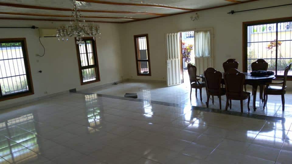 House (Villa) to rent - Douala, Bonapriso, Armée de l'air - 1 living room(s), 3 bedroom(s), 2 bathroom(s) - 1 400 000 FCFA / month