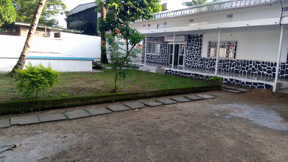 House (Villa) to rent - Douala, Bonapriso, Rue njo njo - 1 living room(s), 3 bedroom(s), 2 bathroom(s) - 1 400 000 FCFA / month