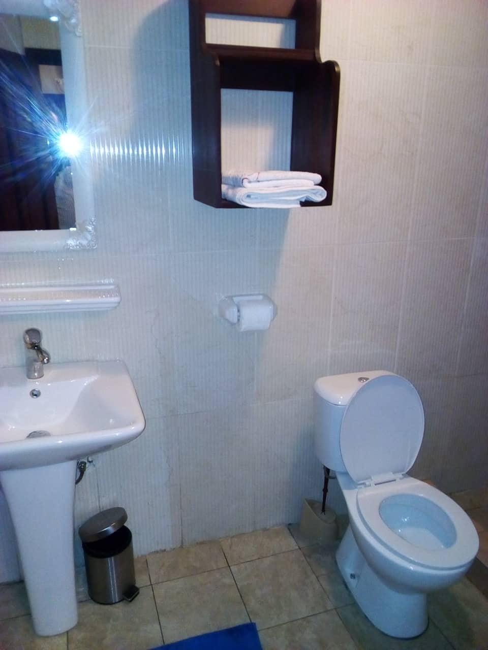 Appartement à louer - Yaoundé, Bastos, vers banque mondiale - 1 salon(s), 1 chambre(s), 1 salle(s) de bains - 1 200 000 FCFA / mois