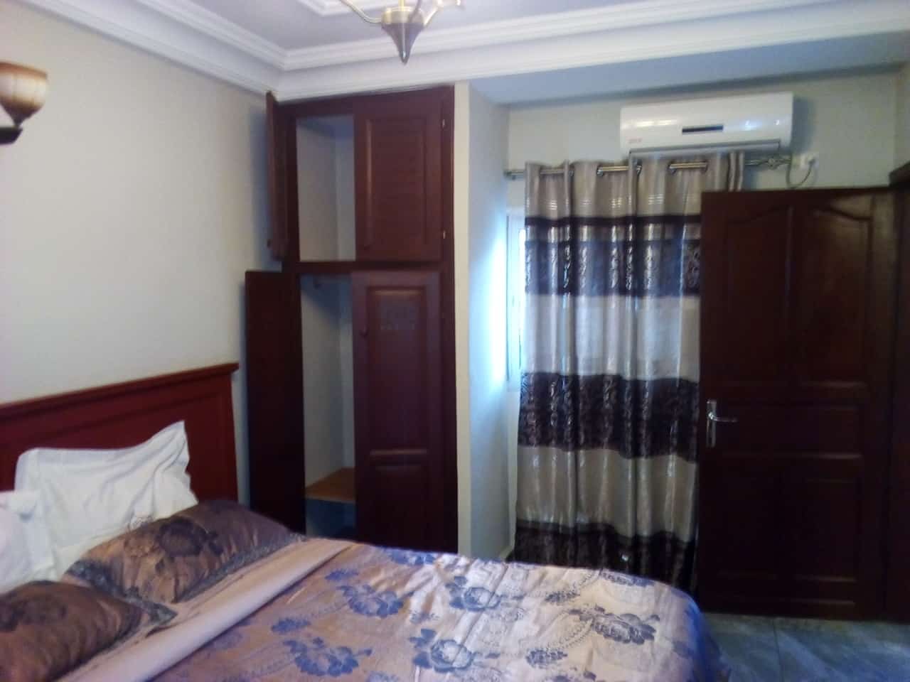 Appartement à louer - Yaoundé, Bastos, vers banque mondiale - 1 salon(s), 1 chambre(s), 1 salle(s) de bains - 1 200 000 FCFA / mois