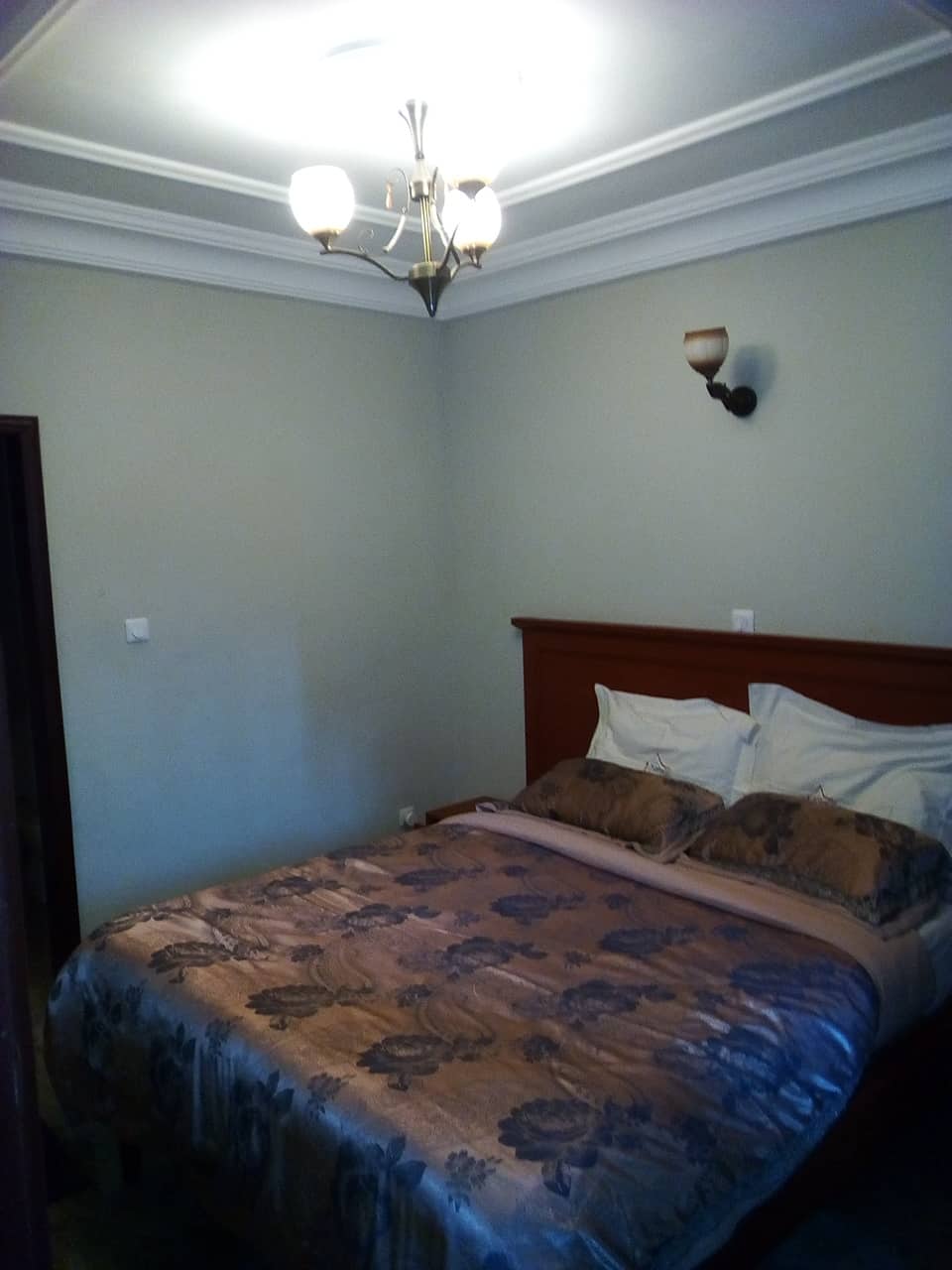Appartement à louer - Yaoundé, Bastos, vers banque mondiale - 1 salon(s), 1 chambre(s), 1 salle(s) de bains - 1 200 000 FCFA / mois