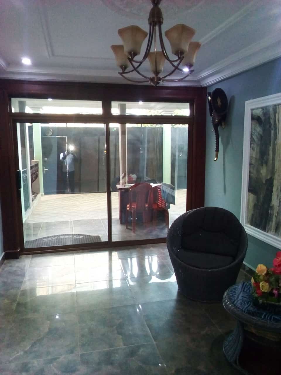 Appartement à louer - Yaoundé, Bastos, vers banque mondiale - 1 salon(s), 1 chambre(s), 1 salle(s) de bains - 1 200 000 FCFA / mois