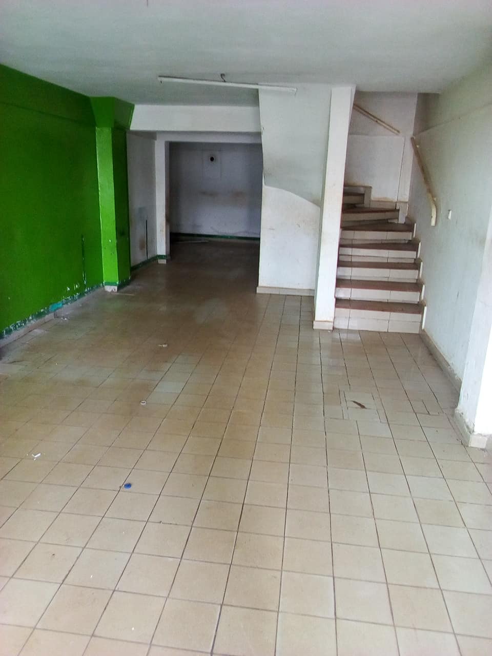 Boutique à louer à Yaoundé, Tsinga, apres super marche max - 60 m2 - 350 000 FCFA