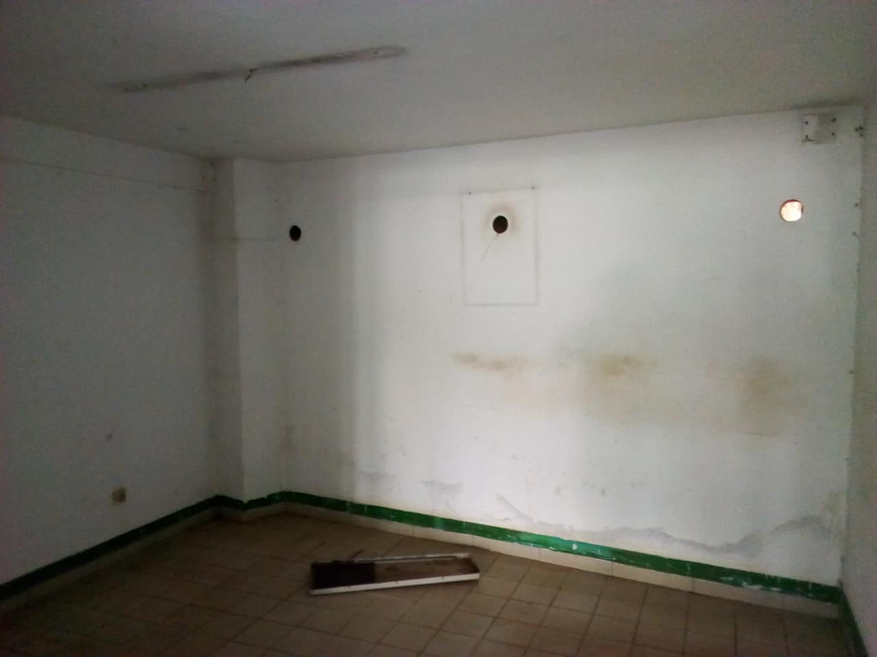 Boutique à louer à Yaoundé, Tsinga, apres super marche max - 60 m2 - 350 000 FCFA