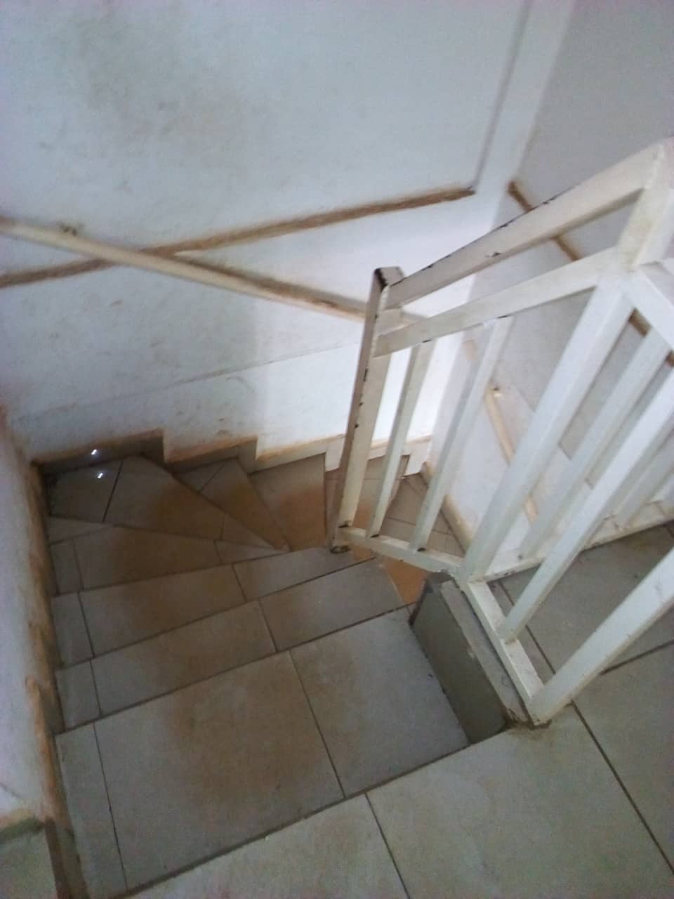 Boutique à louer à Yaoundé, Tsinga, apres super marche max - 60 m2 - 350 000 FCFA