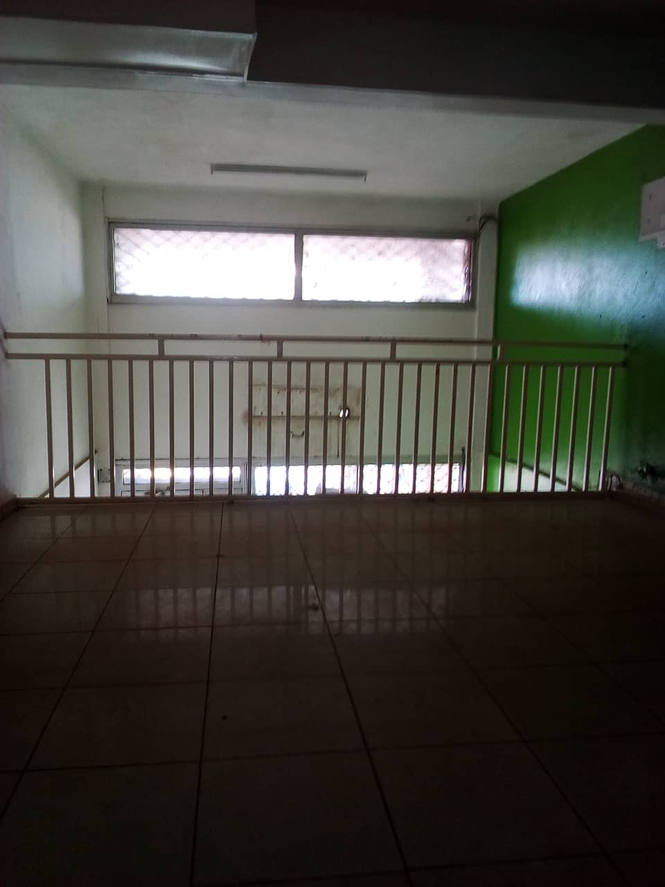 Boutique à louer à Yaoundé, Tsinga, apres super marche max - 60 m2 - 350 000 FCFA