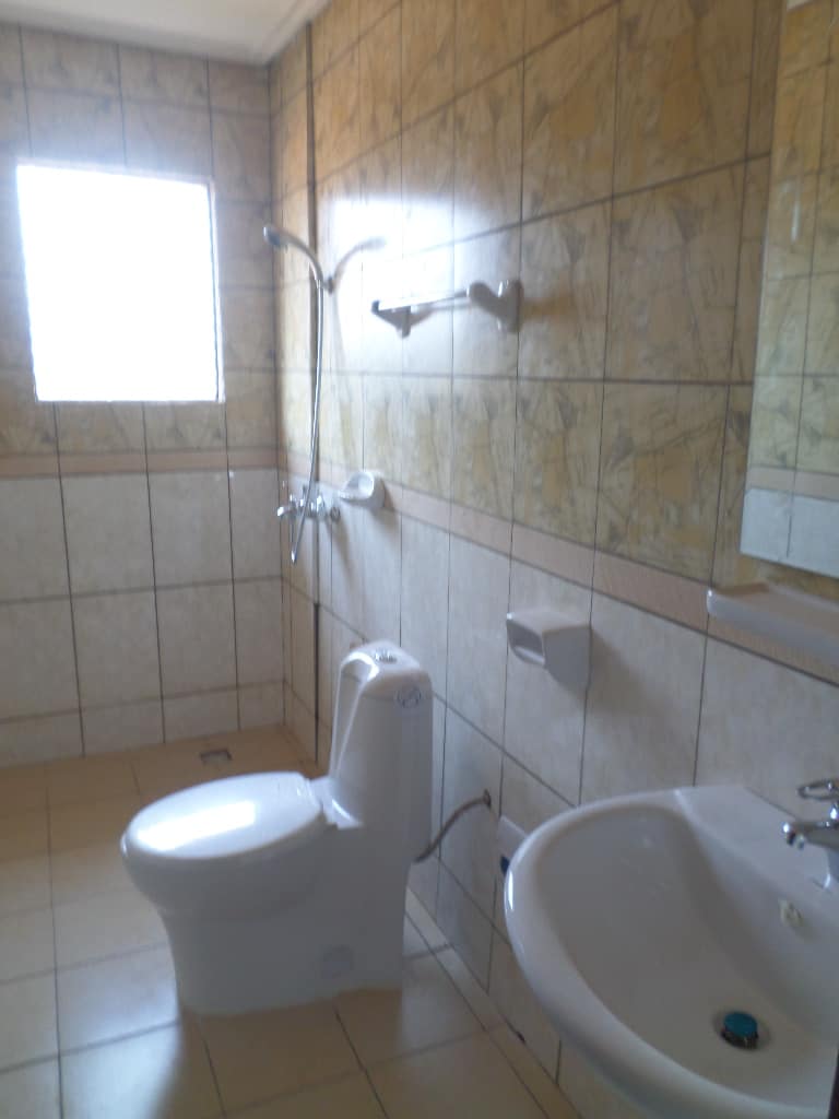 Appartement à louer - Yaoundé, Quartier Fouda, pas loin de la clinique - 1 salon(s), 2 chambre(s), 3 salle(s) de bains - 220 000 FCFA / mois