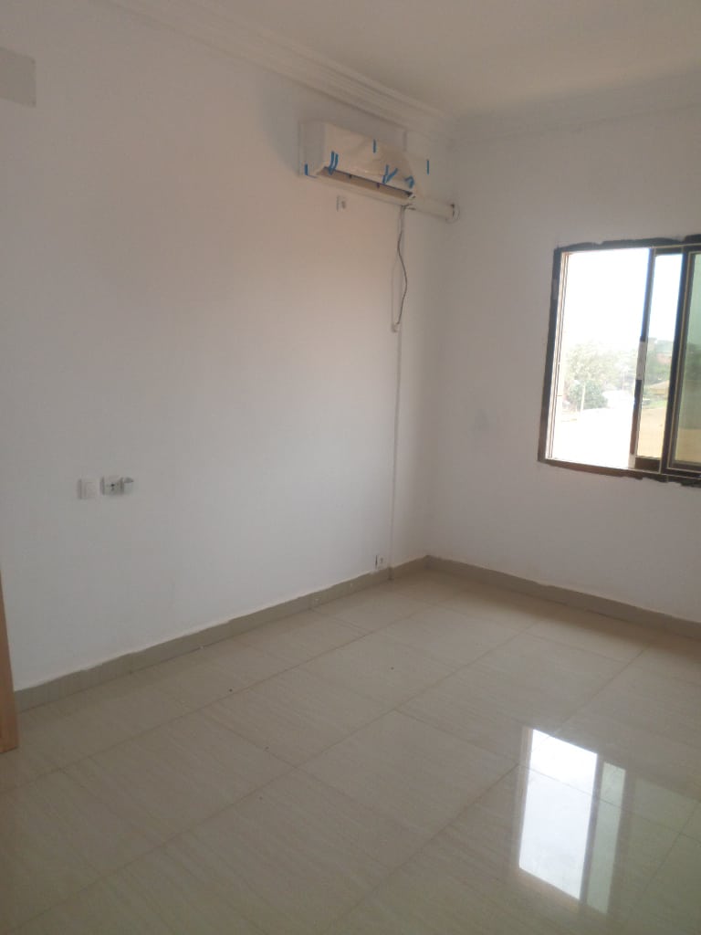 Appartement à louer - Yaoundé, Quartier Fouda, pas loin de la clinique - 1 salon(s), 2 chambre(s), 3 salle(s) de bains - 220 000 FCFA / mois