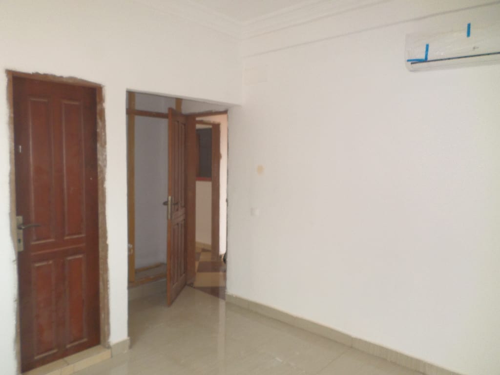 Appartement à louer - Yaoundé, Quartier Fouda, pas loin de la clinique - 1 salon(s), 2 chambre(s), 3 salle(s) de bains - 220 000 FCFA / mois