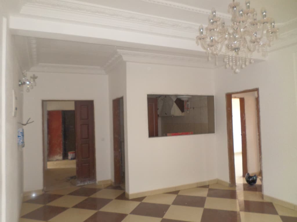 Appartement à louer - Yaoundé, Quartier Fouda, pas loin de la clinique - 1 salon(s), 2 chambre(s), 3 salle(s) de bains - 220 000 FCFA / mois