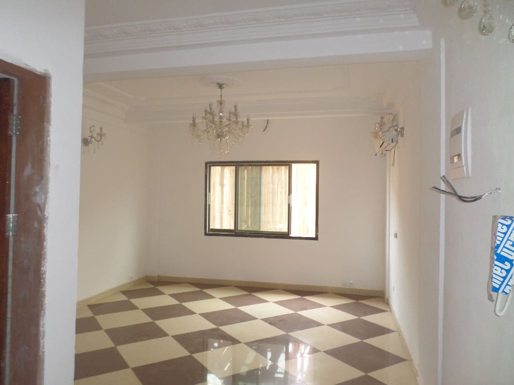 Appartement à louer - Yaoundé, Quartier Fouda, pas loin de la clinique - 1 salon(s), 2 chambre(s), 3 salle(s) de bains - 220 000 FCFA / mois