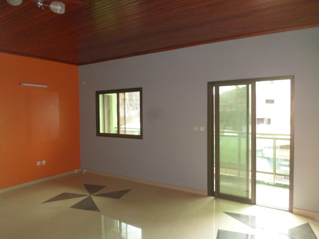 Apartment to rent - Yaoundé, Emana, pas loin de la presidence - 1 living room(s), 3 bedroom(s), 2 bathroom(s) - 200 000 FCFA / month