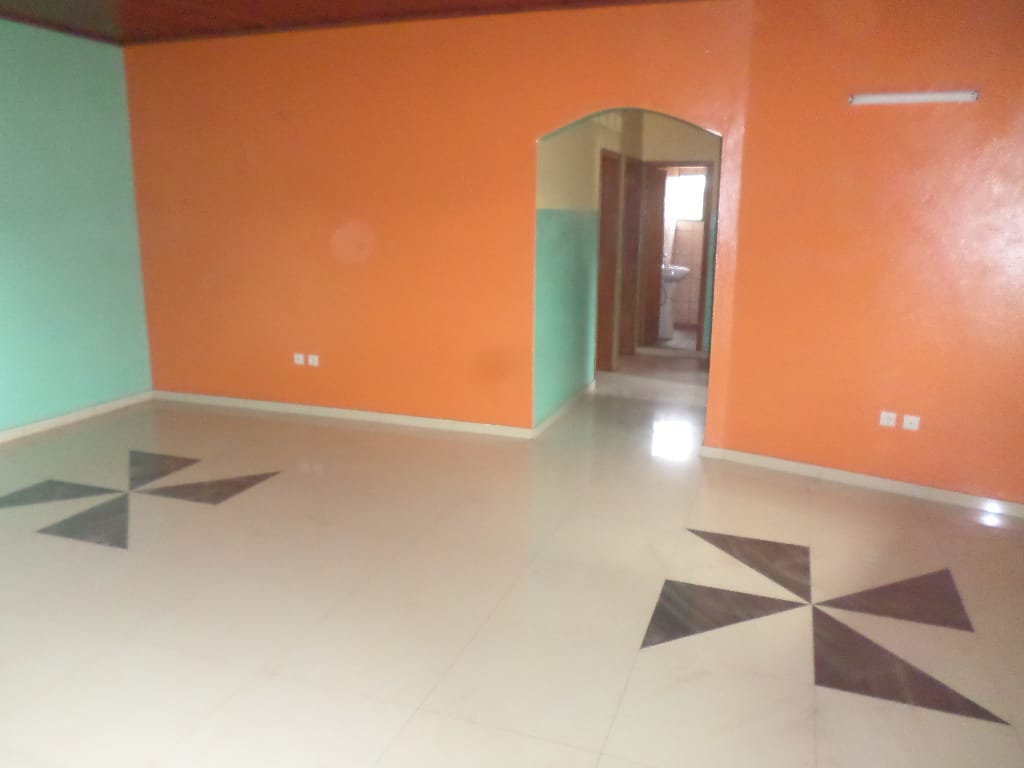 Apartment to rent - Yaoundé, Emana, pas loin de la presidence - 1 living room(s), 3 bedroom(s), 2 bathroom(s) - 200 000 FCFA / month