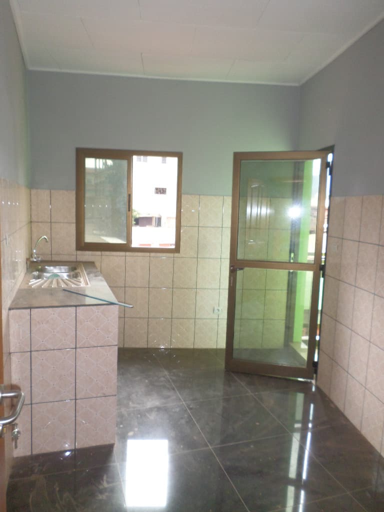 Apartment to rent - Yaoundé, Emana, pas loin de la presidence - 1 living room(s), 3 bedroom(s), 2 bathroom(s) - 200 000 FCFA / month