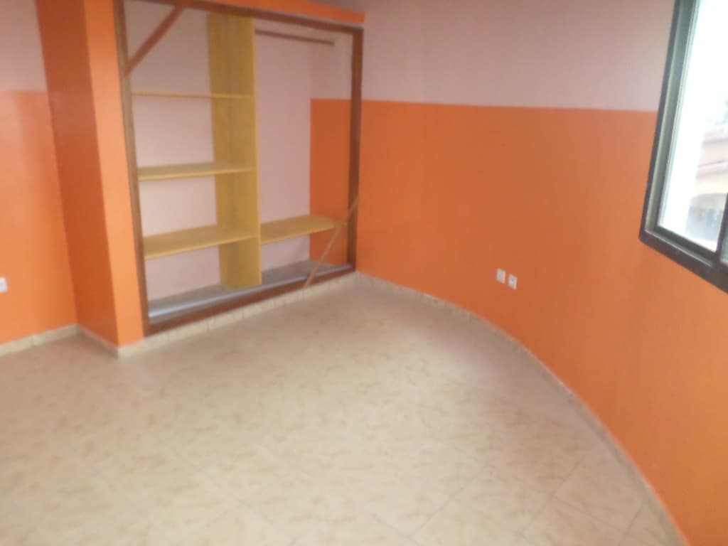 Apartment to rent - Yaoundé, Emana, pas loin de la presidence - 1 living room(s), 3 bedroom(s), 2 bathroom(s) - 200 000 FCFA / month