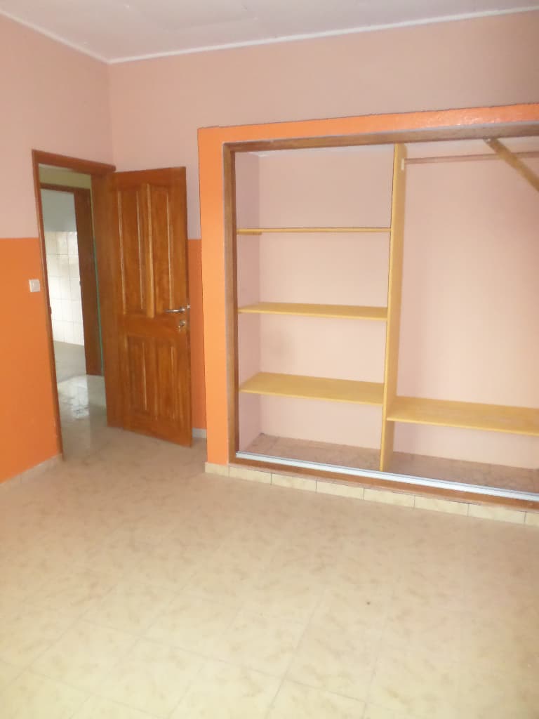 Apartment to rent - Yaoundé, Emana, pas loin de la presidence - 1 living room(s), 3 bedroom(s), 2 bathroom(s) - 200 000 FCFA / month