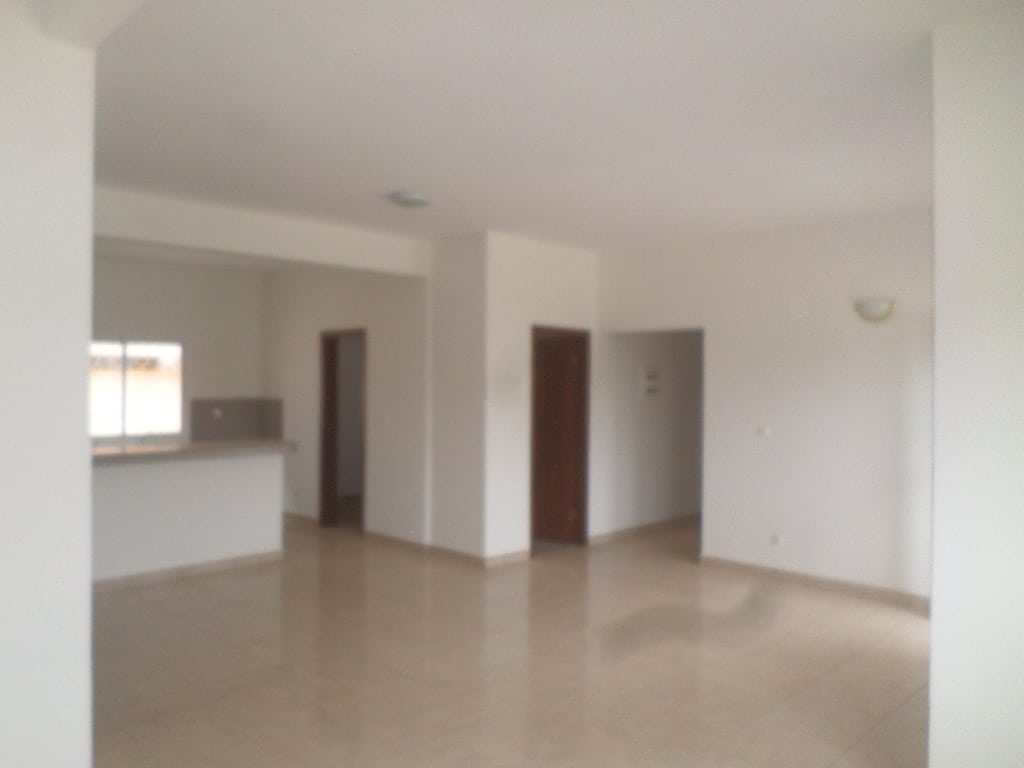 Apartment to rent - Yaoundé, Bastos, pas loin du rond point - 1 living room(s), 2 bedroom(s), 3 bathroom(s) - 700 000 FCFA / month
