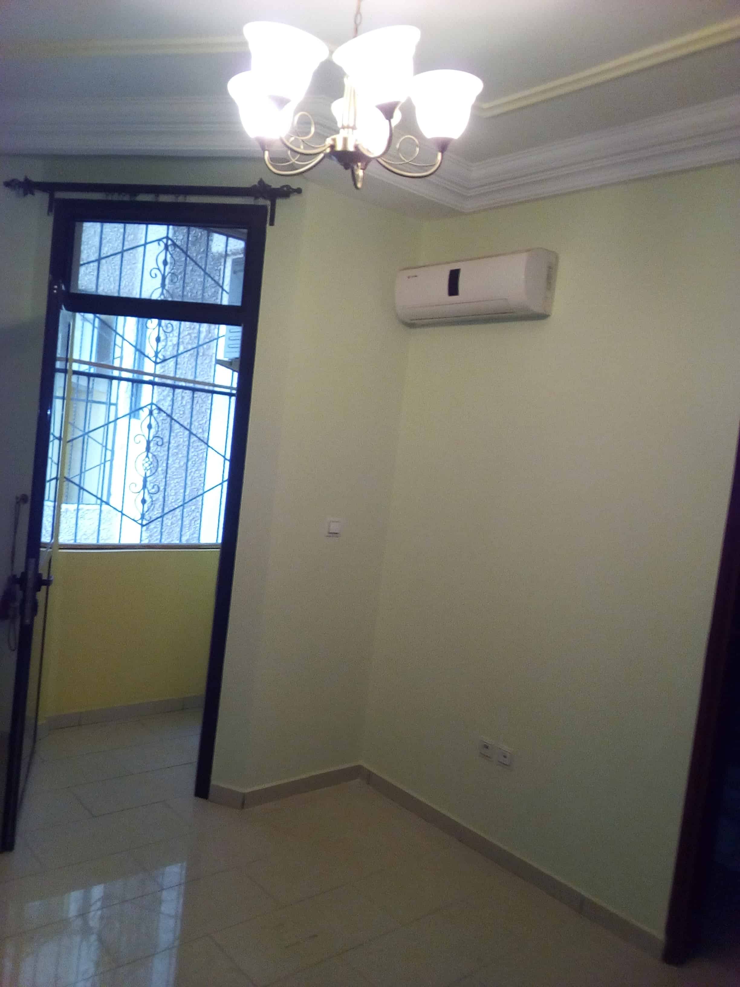 Apartment to rent - Yaoundé, Bastos, pas loin dude la pharmacie - 1 living room(s), 2 bedroom(s), 3 bathroom(s) - 1 200 000 FCFA / month