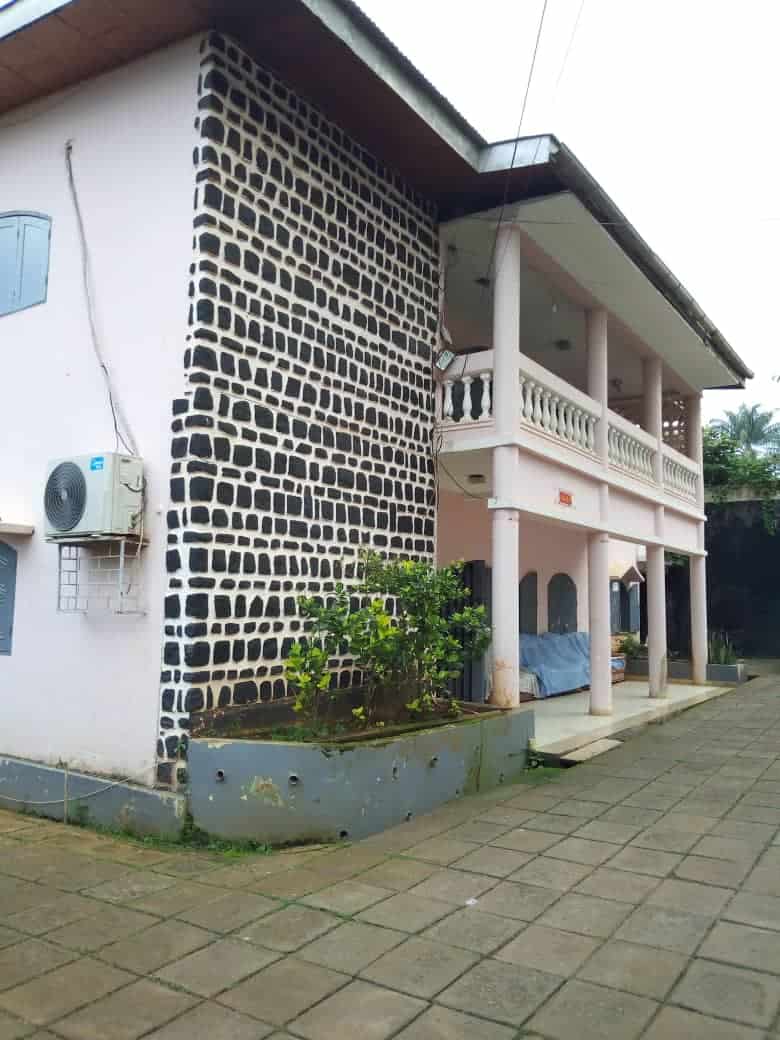 House (Villa) for sale - Yaoundé, Bastos, Duplex a vendre Yaoundé bastos (Laboratoire Meka) - 1 living room(s), 4 bedroom(s), 3 bathroom(s) - 700 000 000 FCFA / month