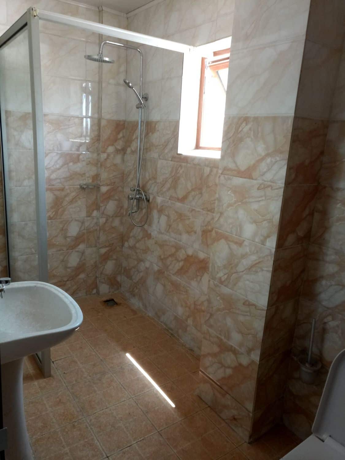 Apartment to rent - Douala, Ndogbong,  - 1 living room(s), 3 bedroom(s), 2 bathroom(s) - 300 000 FCFA / month