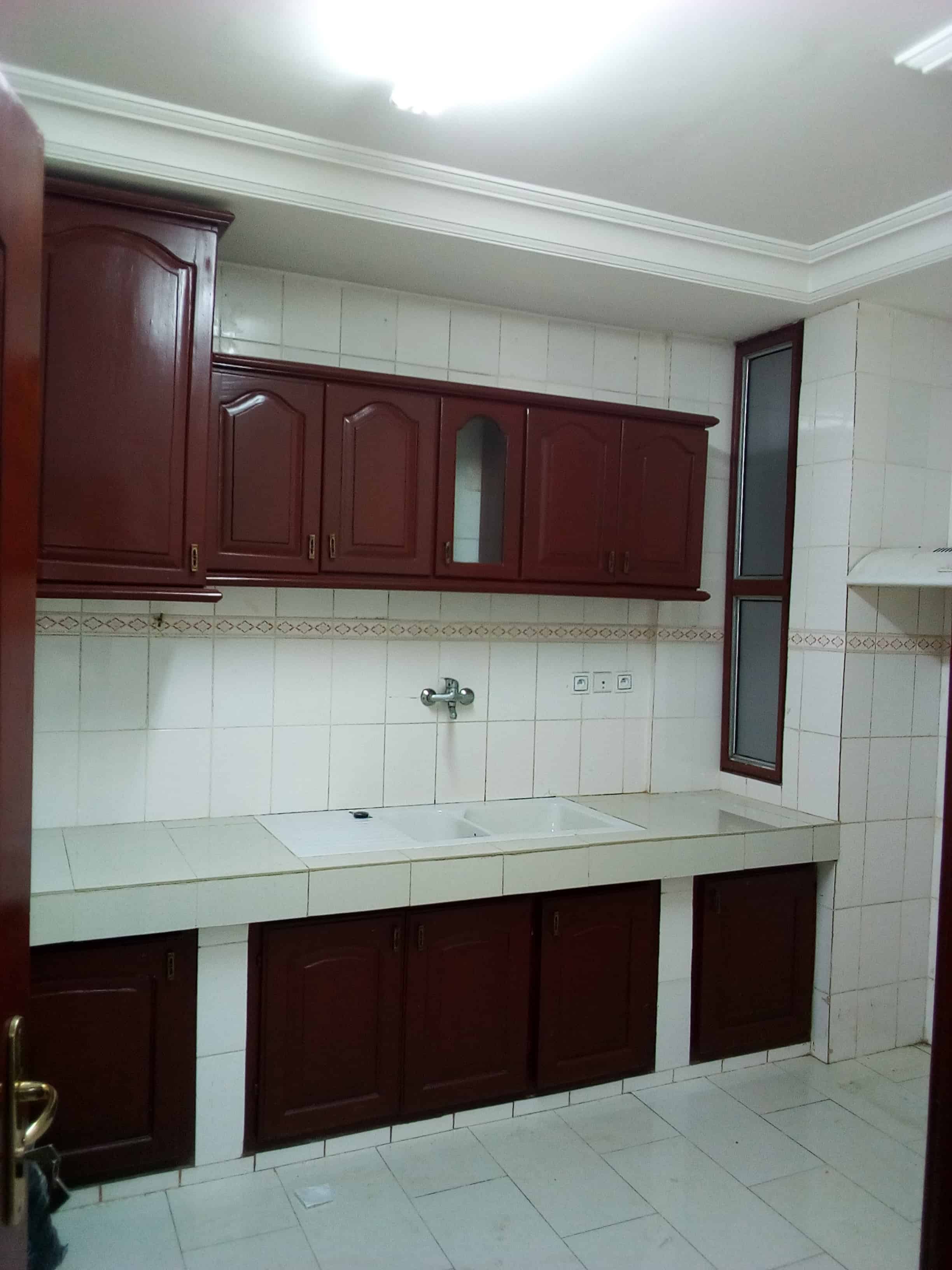 Apartment to rent - Yaoundé, Bastos, pas loin dude la pharmacie - 1 living room(s), 2 bedroom(s), 3 bathroom(s) - 1 200 000 FCFA / month