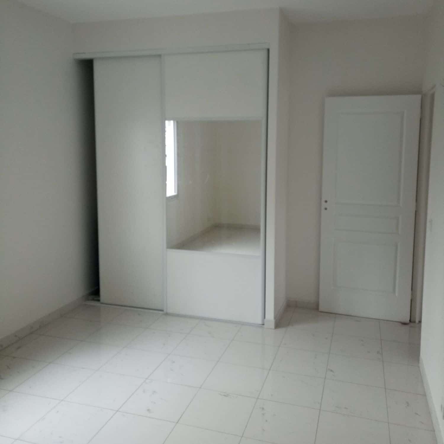 House (Villa) for sale - Douala, Ndogbong,  - 1 living room(s), 3 bedroom(s), 2 bathroom(s) - 100 000 000 FCFA / month