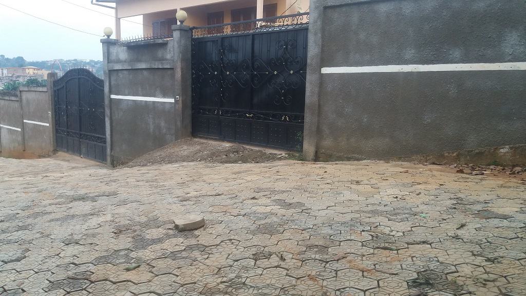 House (Villa) to rent - Yaoundé, Obobogo, Avant Rail rue 8503 - 1 living room(s), 3 bedroom(s), 3 bathroom(s) - 450 000 FCFA / month