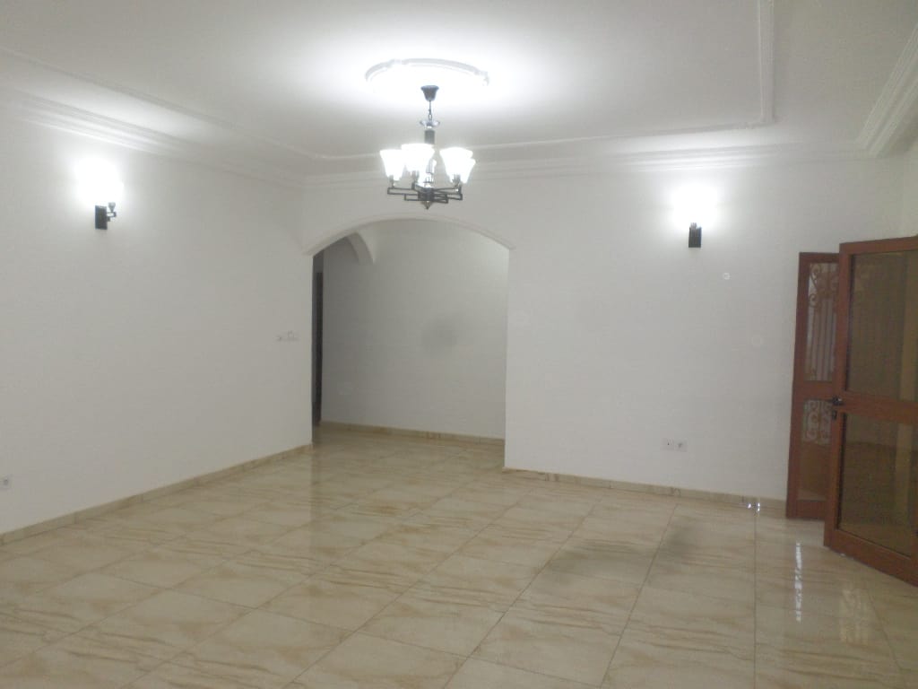 Apartment to rent - Yaoundé, Quartier Fouda,  - 1 living room(s), 2 bedroom(s), 3 bathroom(s) - 540 000 FCFA / month