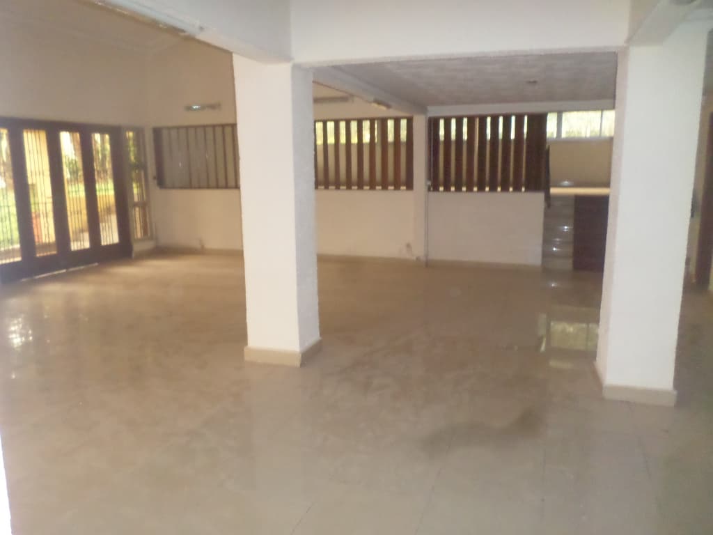 Office to rent at Yaoundé, Bastos, apres ambassade de coree - 2000 m2 - 2 500 000 FCFA