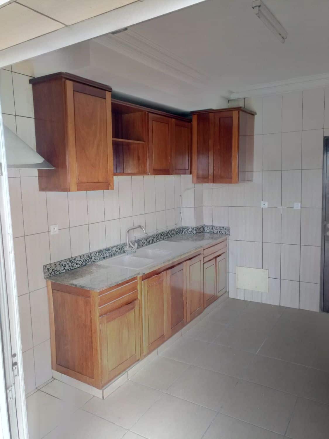 Apartment to rent - Douala, Bonapriso,  - 1 living room(s), 3 bedroom(s), 2 bathroom(s) - 1 000 000 FCFA / month