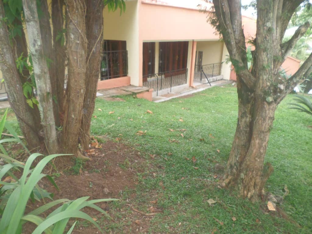 Office to rent at Yaoundé, Bastos, apres ambassade de coree - 2000 m2 - 2 500 000 FCFA