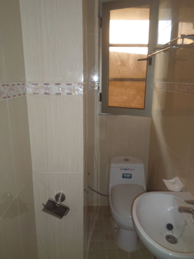 Apartment to rent - Yaoundé, Bastos, pas loin camtel - 1 living room(s), 2 bedroom(s), 3 bathroom(s) - 650 000 FCFA / month