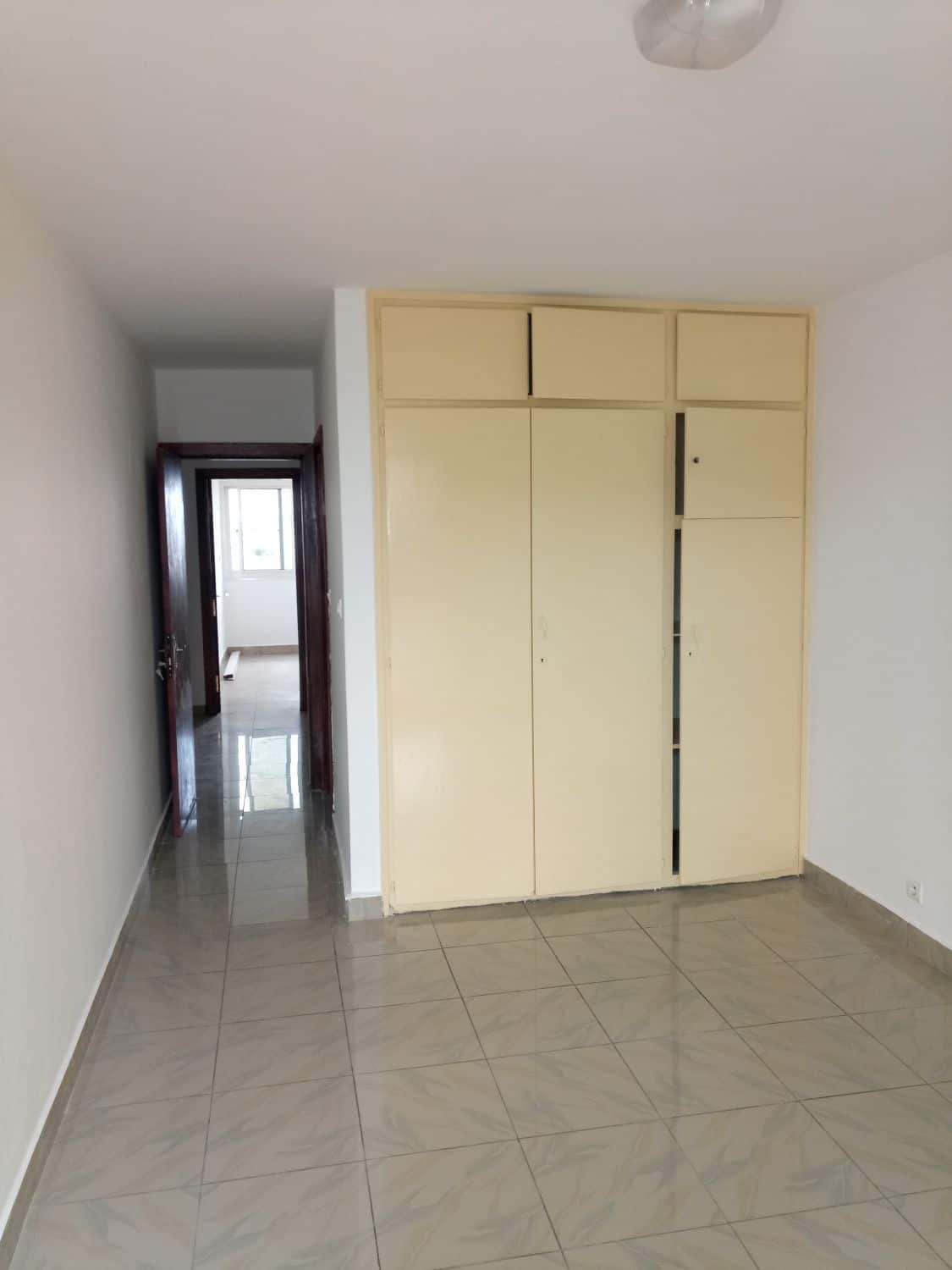 Appartement à louer - Douala, Bonapriso,  - 1 salon(s), 3 chambre(s), 2 salle(s) de bains - 700 000 FCFA / mois