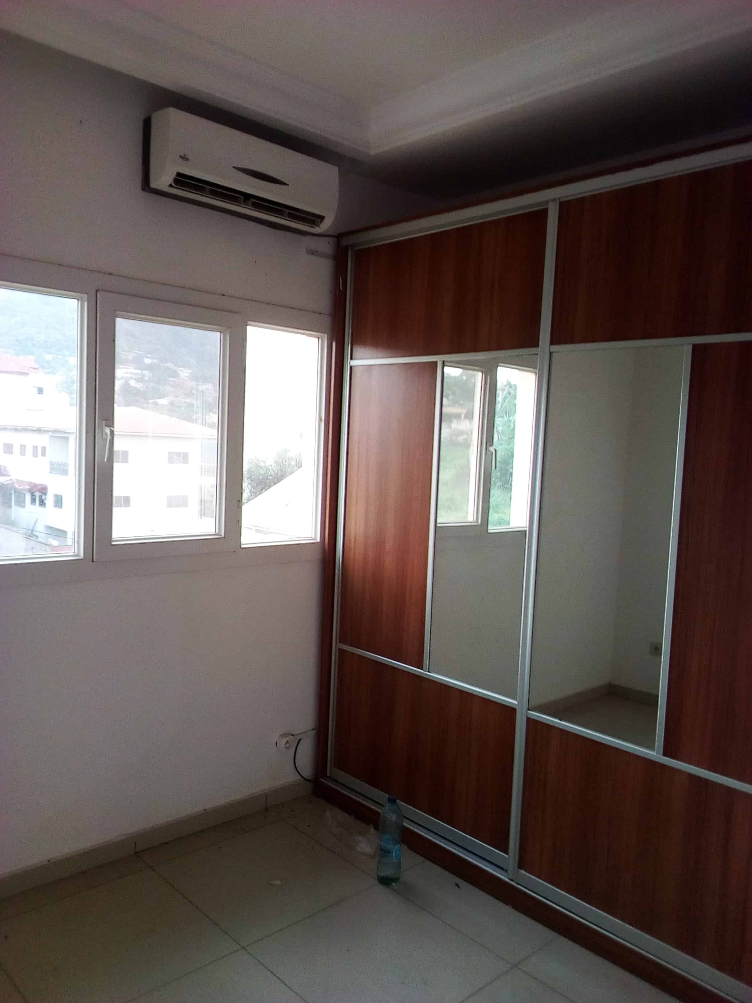 Apartment to rent - Yaoundé, Bastos, golf - 1 living room(s), 3 bedroom(s), 4 bathroom(s) - 1 700 000 FCFA / month