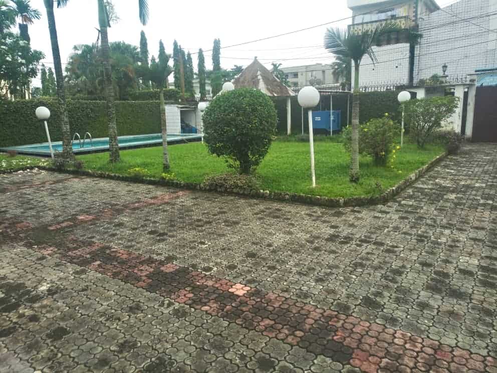 House (Villa) to rent - Douala, Bonapriso,  - 1 living room(s), 4 bedroom(s), 3 bathroom(s) - 2 000 000 FCFA / month
